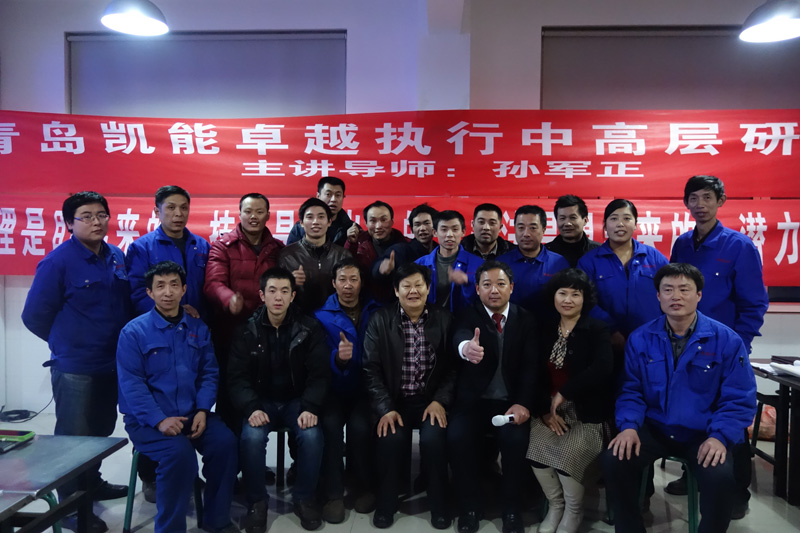 與生產(chǎn)部門(mén)合影