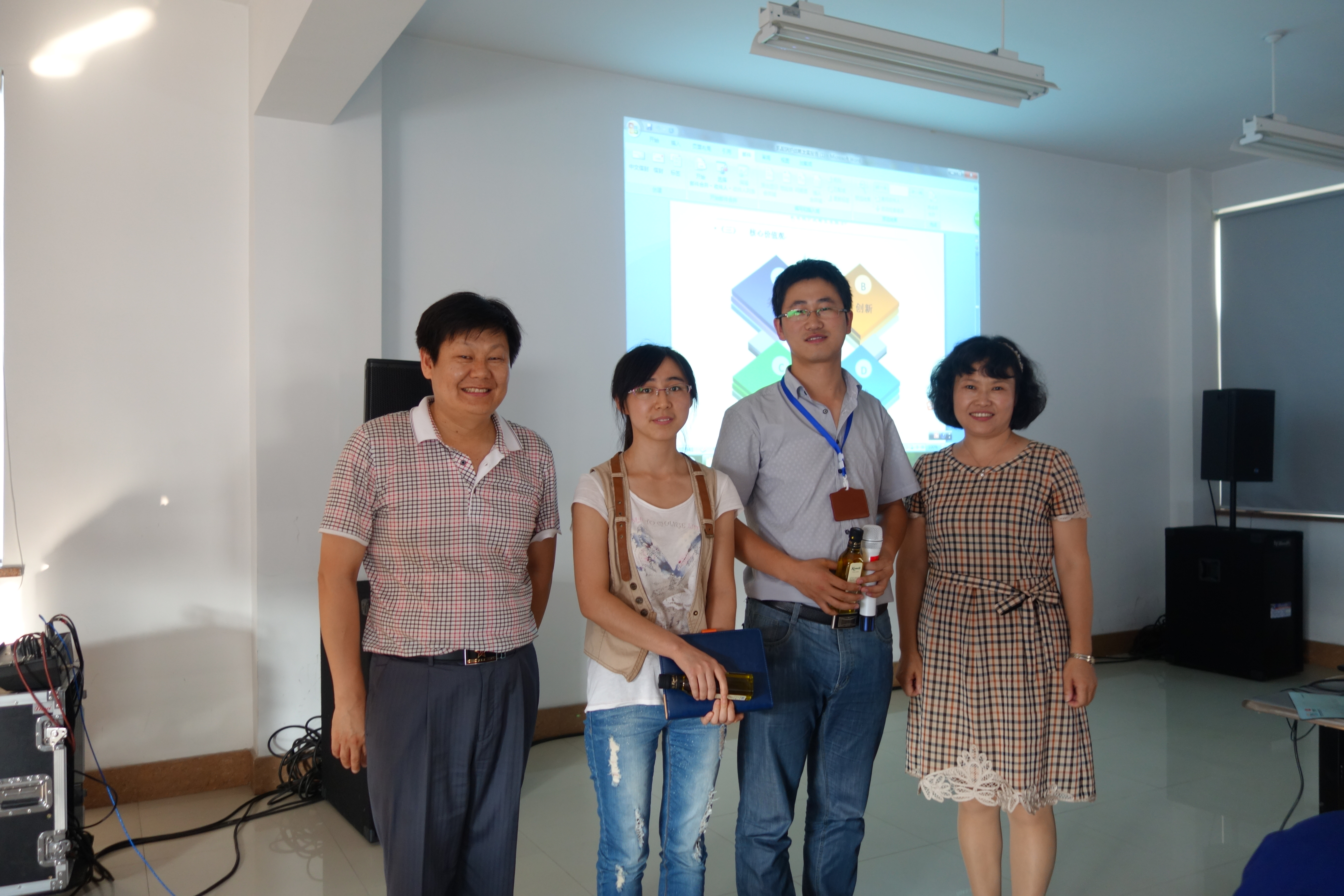 董事長郭艷總經(jīng)理王波為兩位積極發(fā)言員工頒獎并合影