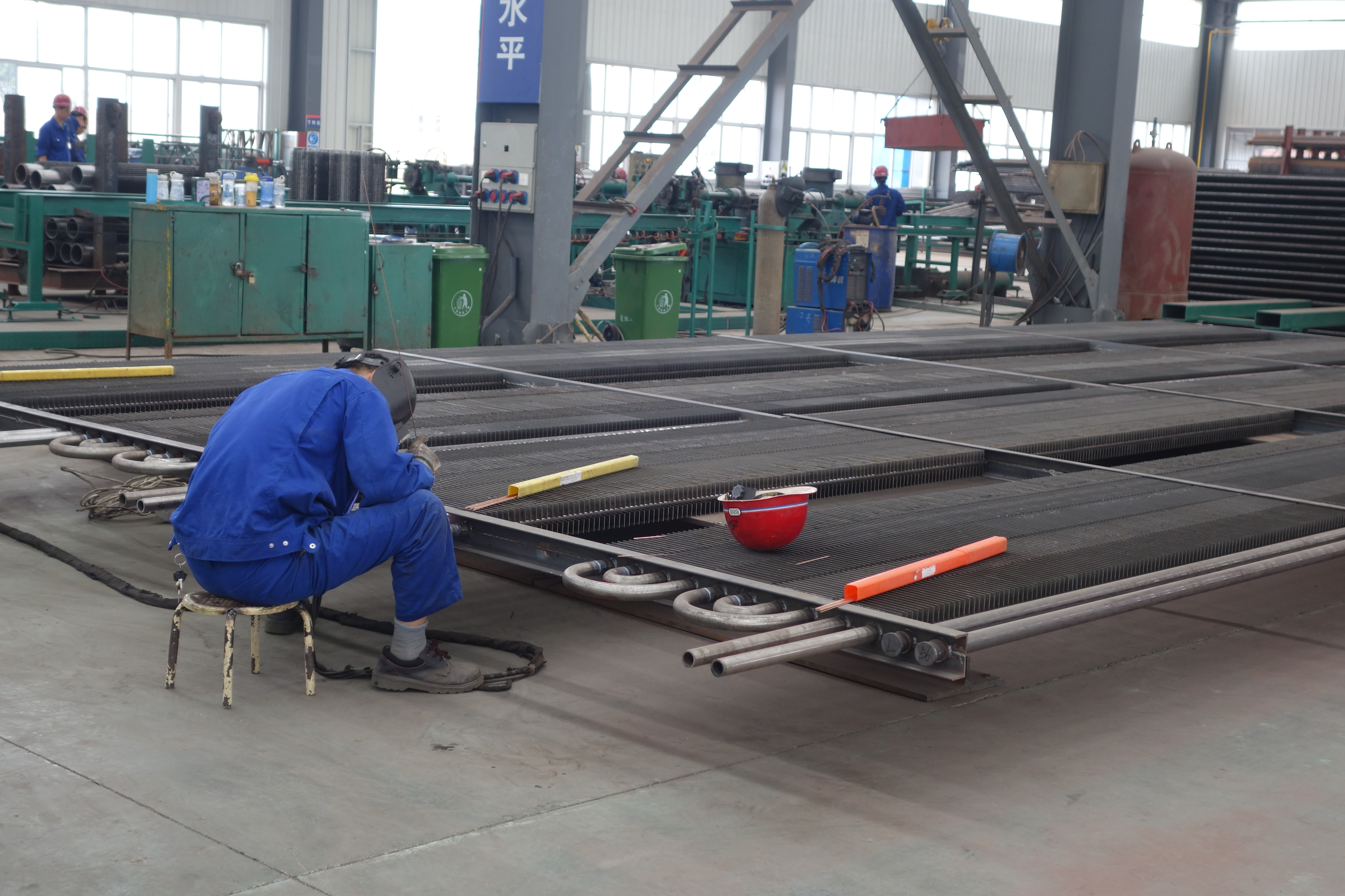 車間工人忙生產(chǎn)