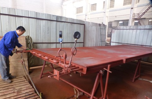 青島凱能鍋爐正在對產(chǎn)品進行水壓試驗