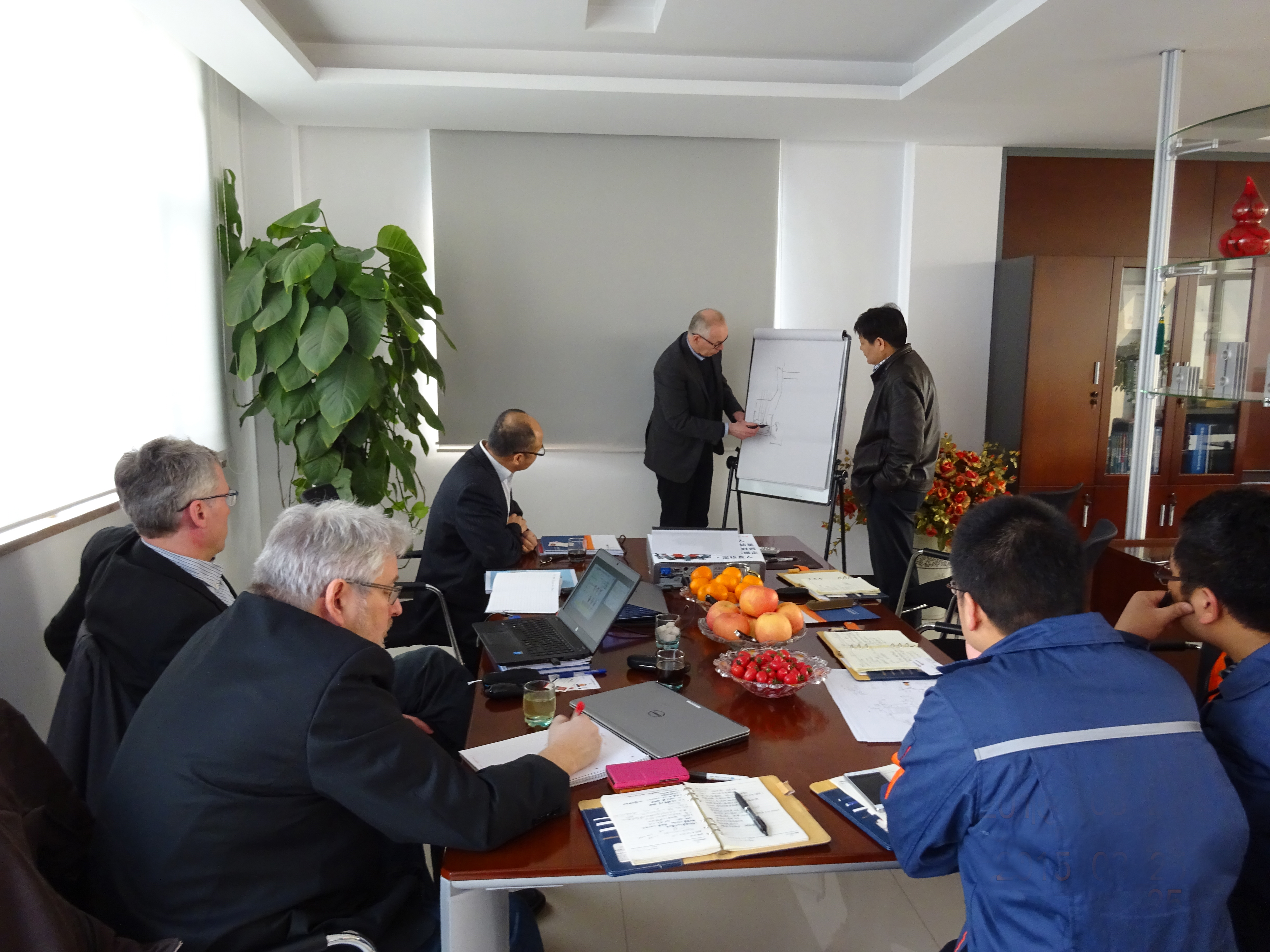 雙方進(jìn)行技術(shù)交流