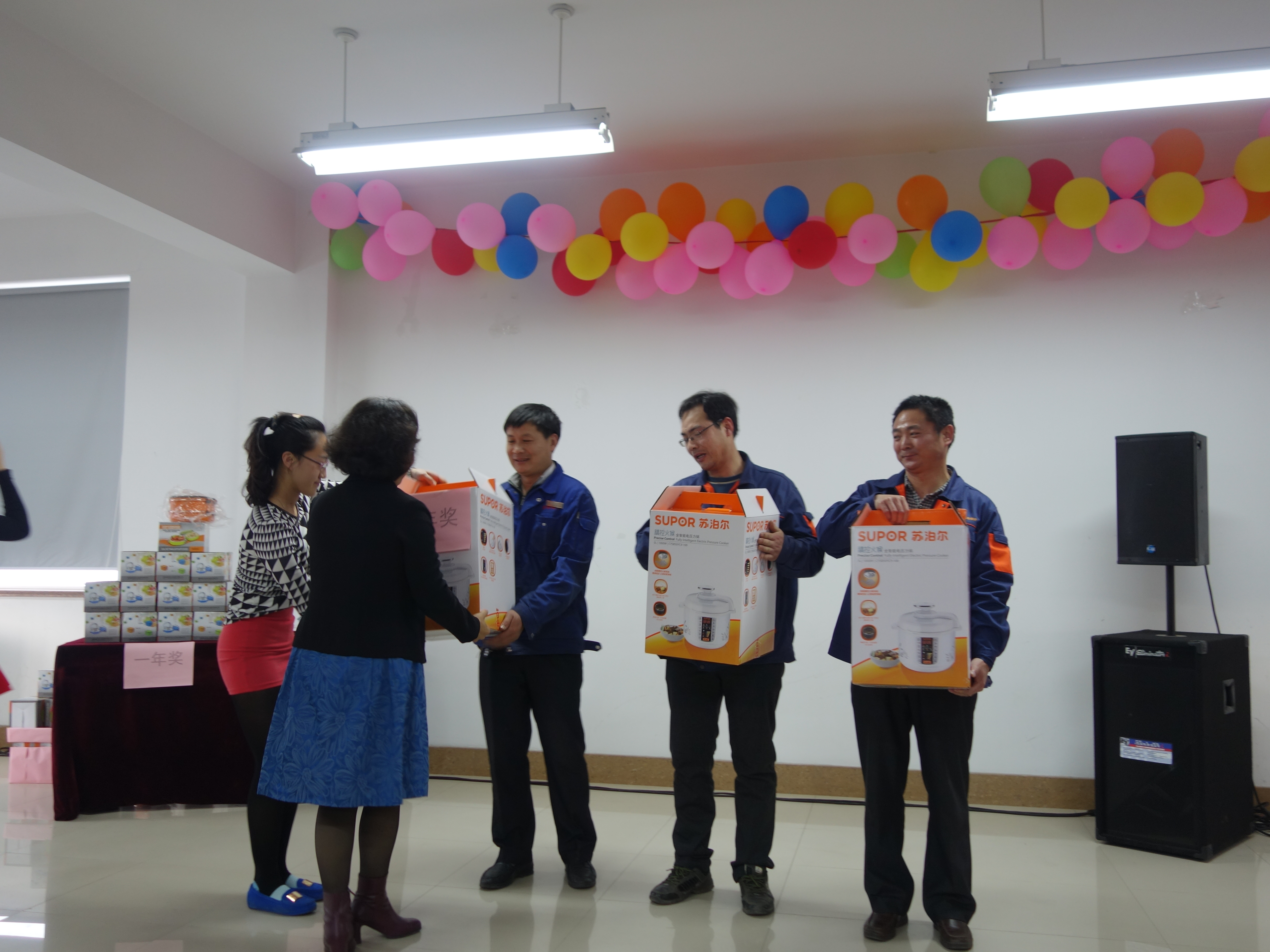 凱能董事長為員工頒發(fā)獎品