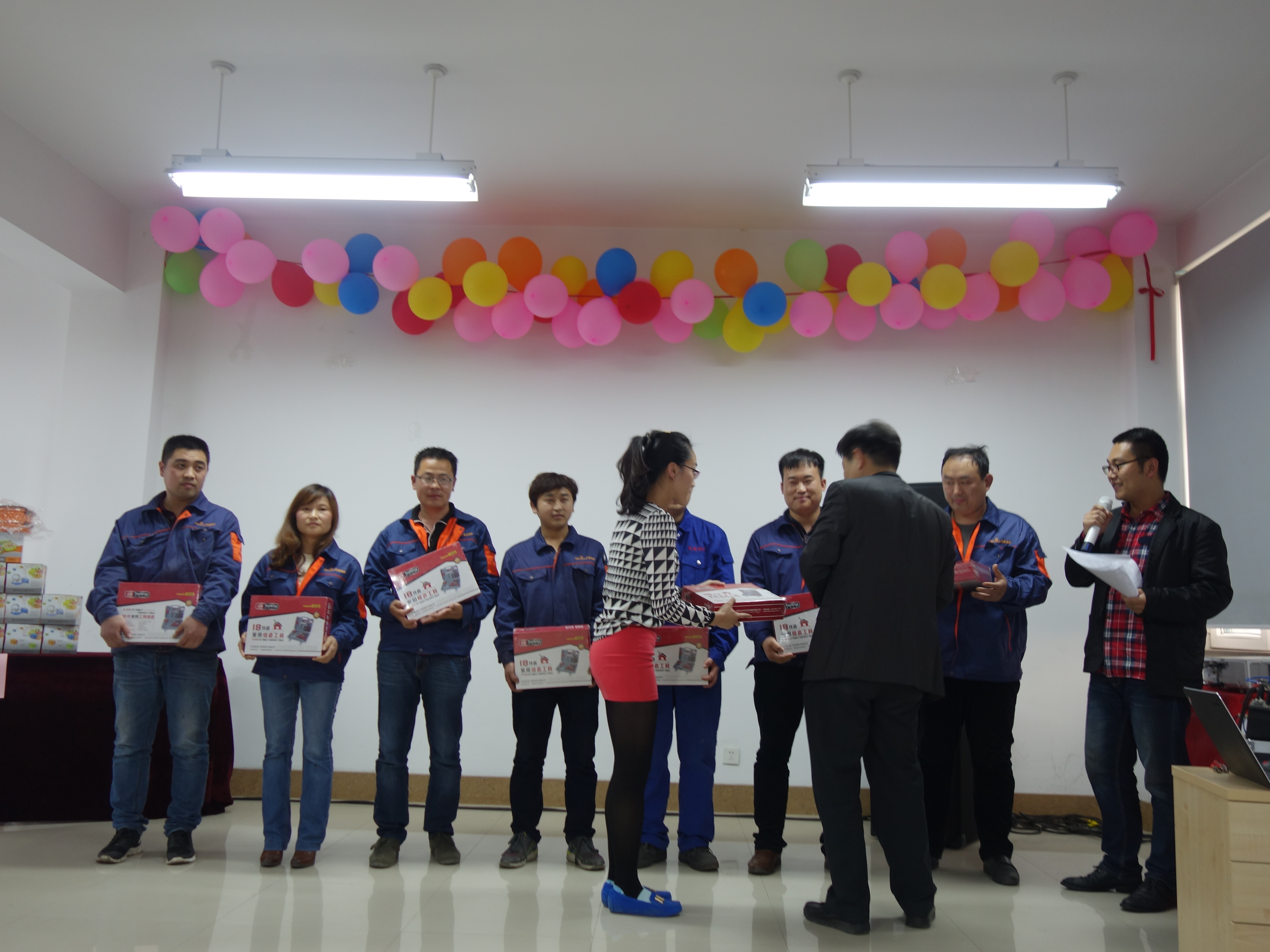 凱能總經(jīng)理為員工頒發(fā)獎品