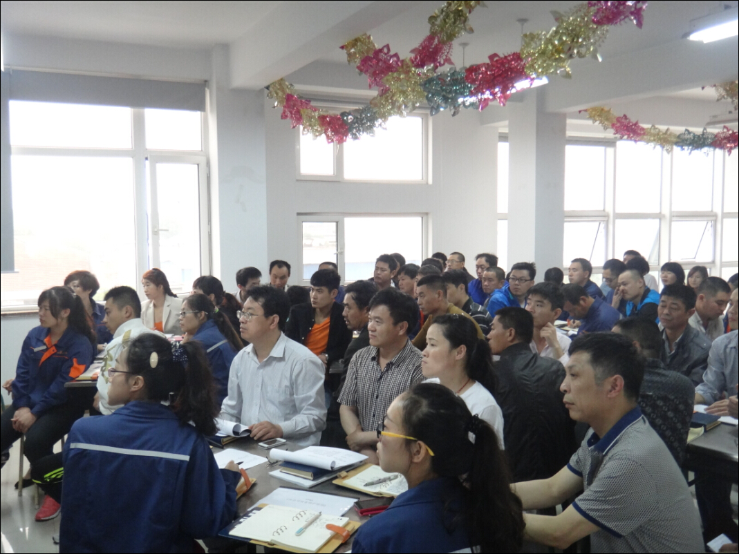 認真聽講的凱能員工